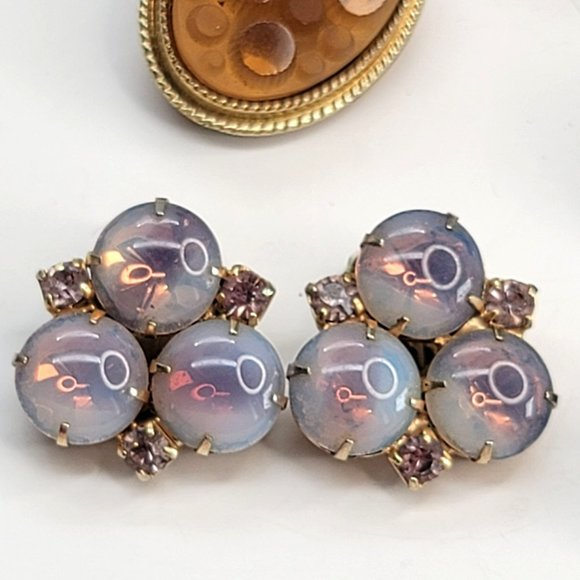 Vintage Clip-on Screw Back Earrings Collection of Five Pair Ct555 - Picture 3 of 15